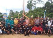 Warga Kampung Tubaan Gotong Royong Pasang Tiang Pertama Rumah Adat Dayak Basap