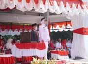 Bupati Berau Membagikan Bendara Usai Upacara Kenaikan Sang Merah Putih