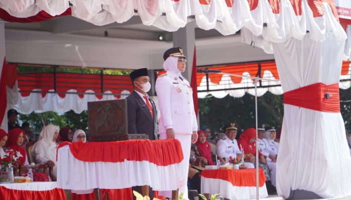 Bupati Berau Membagikan Bendara Usai Upacara Kenaikan Sang Merah Putih