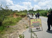 Bupati Berau Tinjau Ruas Jalan Maluang Berlubang serta longsor, Perbaikan Segera Ditindaklanjuti