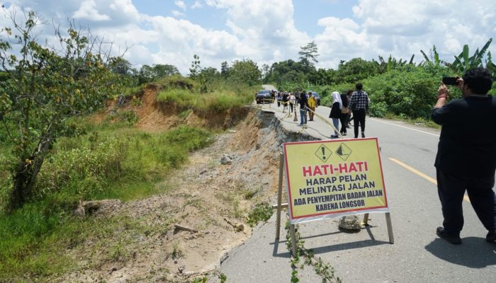 Bupati Berau Tinjau Ruas Jalan Maluang Berlubang serta longsor, Perbaikan Segera Ditindaklanjuti