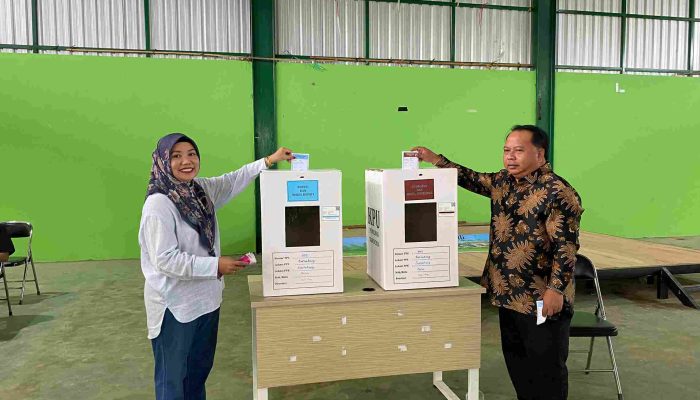 Mencoblos di TPS 2 Gurimbang, Madri Pani Ajak Pendukungnya Wujudkan Pilkada Damai