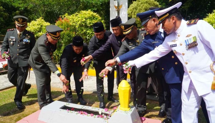 Peringati Hari Pahlawan Nasional, Ketua DPRD Berau Ikuti Prosesi Ziarah Makam