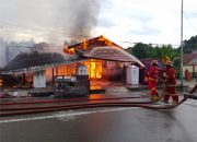 Si Jago Merah Lahap Sebuah Ruko di Jalan Kampung Cina Teluk Bayur