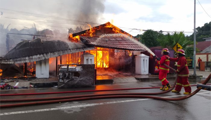 Si Jago Merah Lahap Sebuah Ruko di Jalan Kampung Cina Teluk Bayur