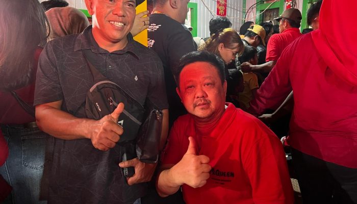 Rayakan Hari Besar Imlek, Amben dan Ahong Bagi-bagi Angpao di Kediaman Ibunda Mereka
