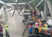 Jembatan Busui Paser Runtuh Ditabrak Truk Semen Buat Jalur Kaltim-Kalsel Lumpuh