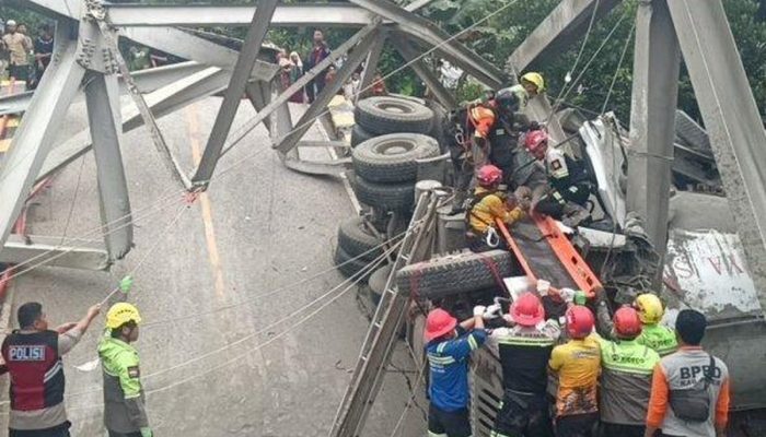 Jembatan Busui Paser Runtuh Ditabrak Truk Semen Buat Jalur Kaltim-Kalsel Lumpuh