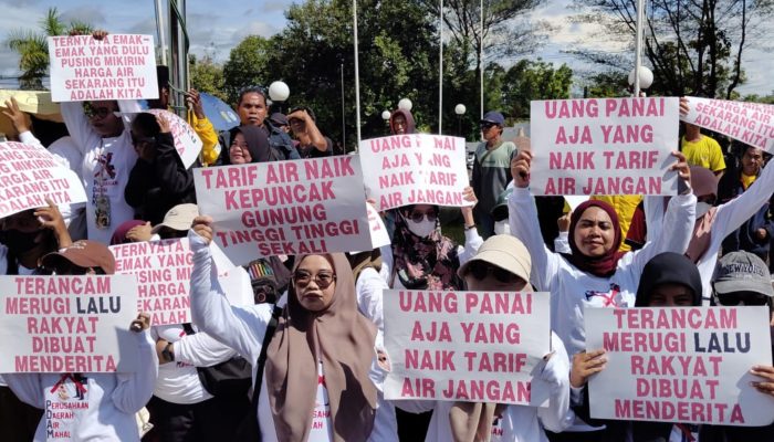 “Cukup Uang Panai Aja yang Naik, Air Jangan”: Aksi Kreatif Perempuan Berau Kenaikan Tarif Air