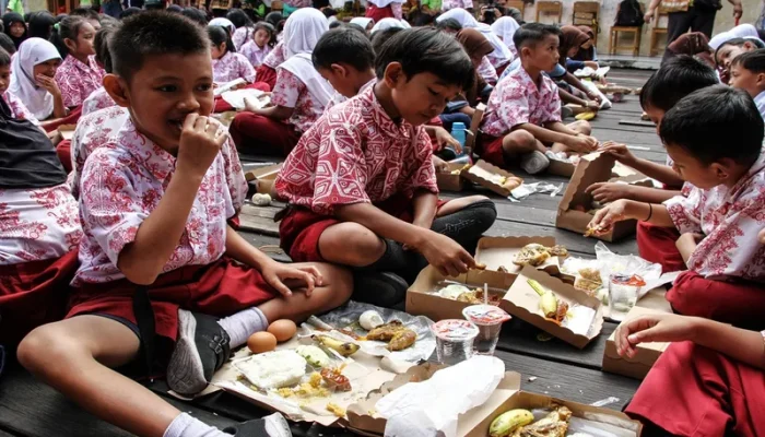 Makan Bergizi Gratis Dimulai 6 Januari, Prabowo Minta Bahan Baku Disuplai dari Desa, Bukan Impor
