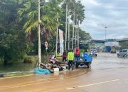 Pihak Bandara Turun Tangan Membersihkan Sampah Kiriman Akibat Banjir
