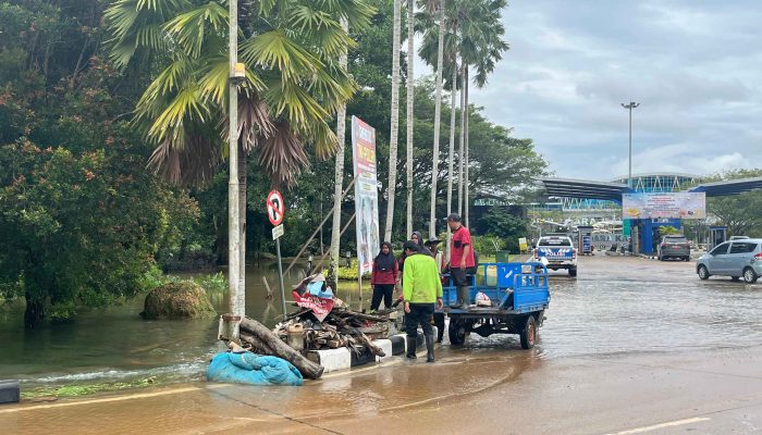 Pihak Bandara Turun Tangan Membersihkan Sampah Kiriman Akibat Banjir