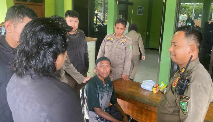 Geger Penjual Tisu dilampu Merah Diamankan Satpol PP Setelah Mengunci Lima Siswi di Toilet Masjid Agung