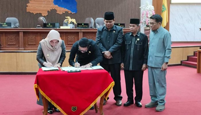 DPRD dan Pemda Berau Tandatangani MoU Propemperda 2025