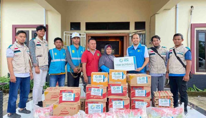 PLN Salurkan Bantuan ke Kampung Tumbit Melayu Bagi Masyarakat Terdampak Banjir