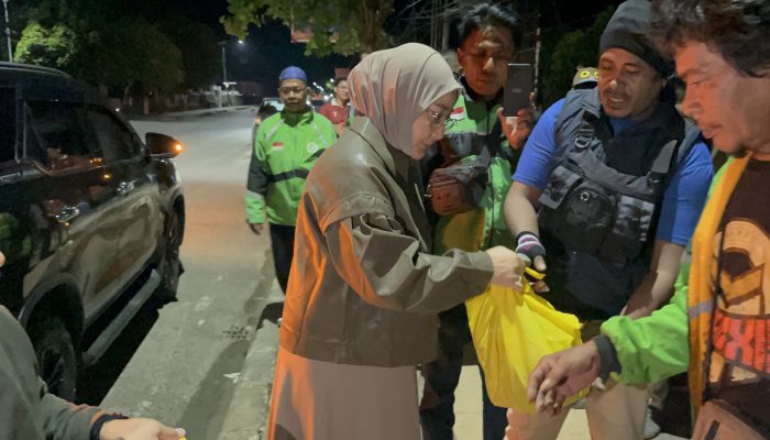 Bupati Sri Juniarsih Mas Gelar Sahur on the Road, Bagikan Sembako untuk Ojek Online
