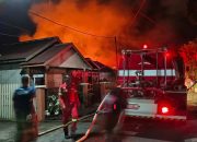 Kebakaran Dini Hari di Jalan Andika Blok 5 Hanguskan Beberapa Rumah dan Satu TPA
