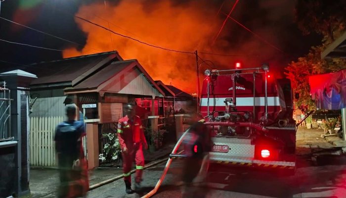 Kebakaran Dini Hari di Jalan Andika Blok 5 Hanguskan Beberapa Rumah dan Satu TPA