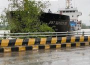 Kapal KM. BWT SUKSES 010 Tabrak Jembatan Bujangga, Tidak Ada Korban Jiwa